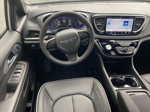 New 2026 Chrysler Pacifica Limited image 10