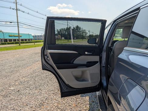 Used 2019 Toyota Highlander XLE AWD/4WD image 10