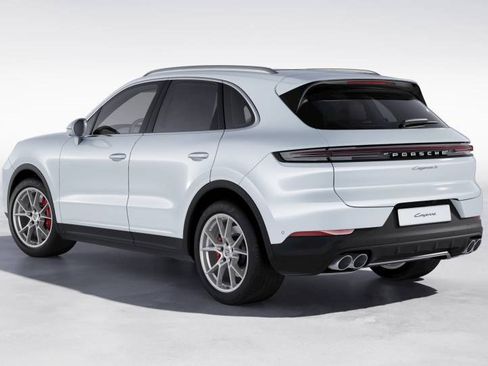 Certified 2024 Porsche Cayenne S image 3