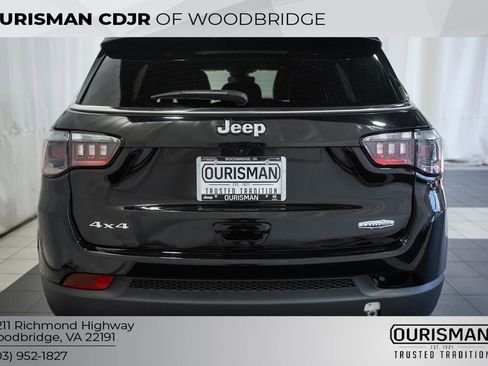 Certified 2025 Jeep Compass Latitude w/ Sun & Sound Group AWD/4WD image 6