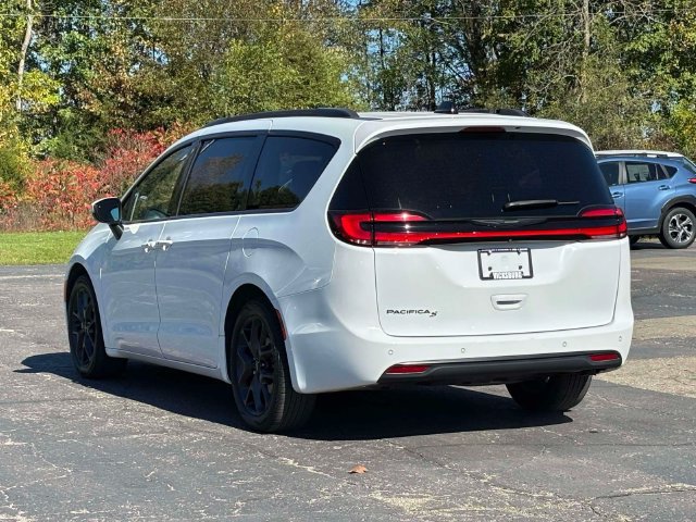 Used 2023 Chrysler Pacifica Touring-L w/ S Appearance Package FWD image 2
