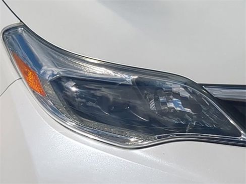 Used 2018 Toyota Avalon Limited image 10