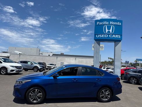 Used 2024 Kia Forte LXS w/ LXS Technology Package FWD image 2