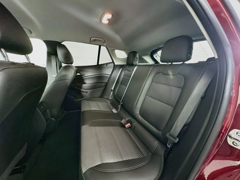 Used 2025 Chevrolet Trax LT FWD image 23