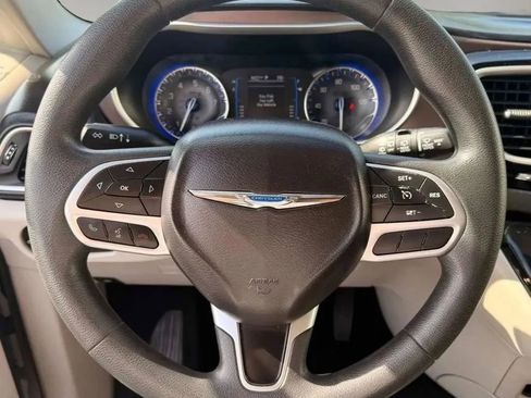 Used 2017 Chrysler Pacifica Touring FWD image 20