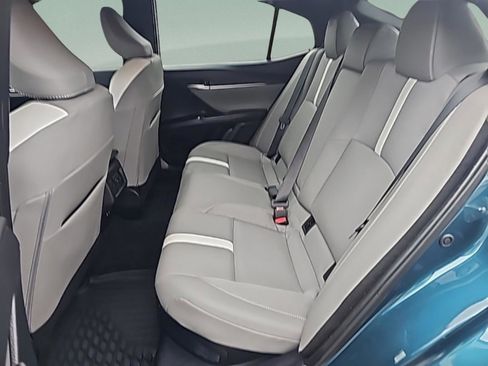 Used 2025 Toyota Camry SE image 30
