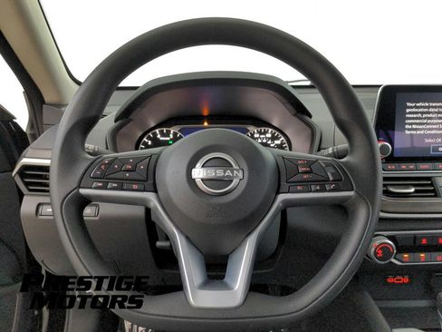 Used 2025 Nissan Altima 2.5 SV FWD image 19
