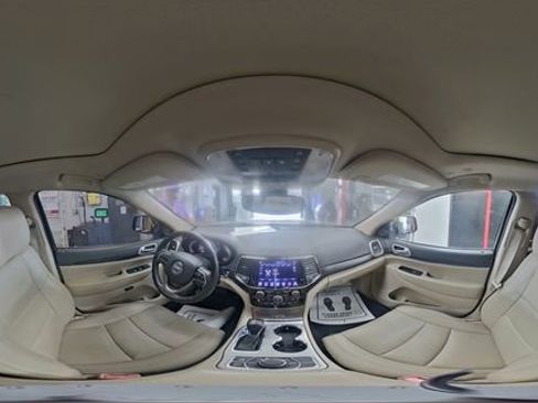 Used 2019 Jeep Grand Cherokee Limited w/ Luxury Group II image 11