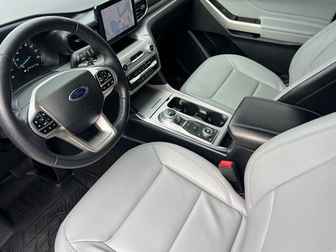 Used 2021 Ford Explorer XLT w/ Equipment Group 202A image 10