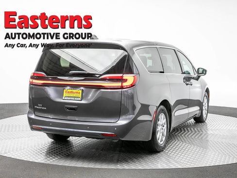 Used 2023 Chrysler Pacifica Touring-L FWD image 5