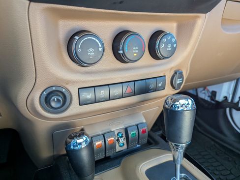 Used 2016 Jeep Wrangler Unlimited Rubicon w/ Connectivity Group AWD/4WD image 23