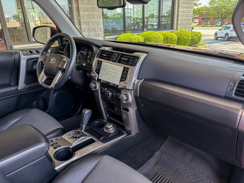 Used 2022 Toyota 4Runner SR5 Premium w/ Moonroof Package AWD/4WD image 23