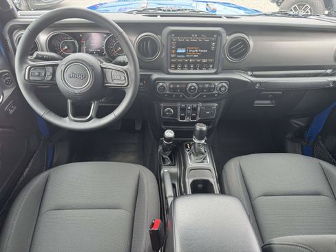 Used 2023 Jeep Gladiator Sport AWD/4WD image 2