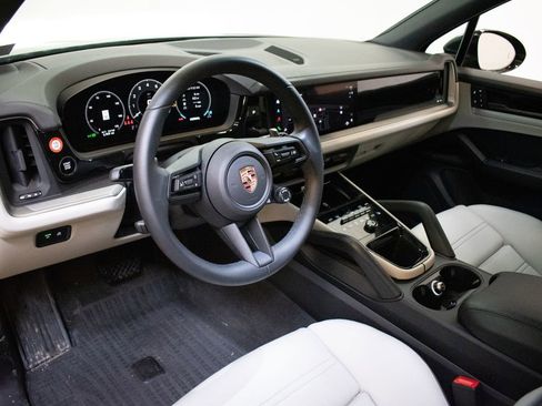 Certified 2026 Porsche Cayenne image 4