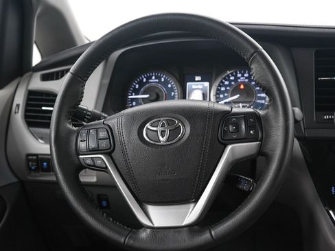 Used 2017 Toyota Sienna XLE w/ XLE Navigation Package AWD/4WD image 18