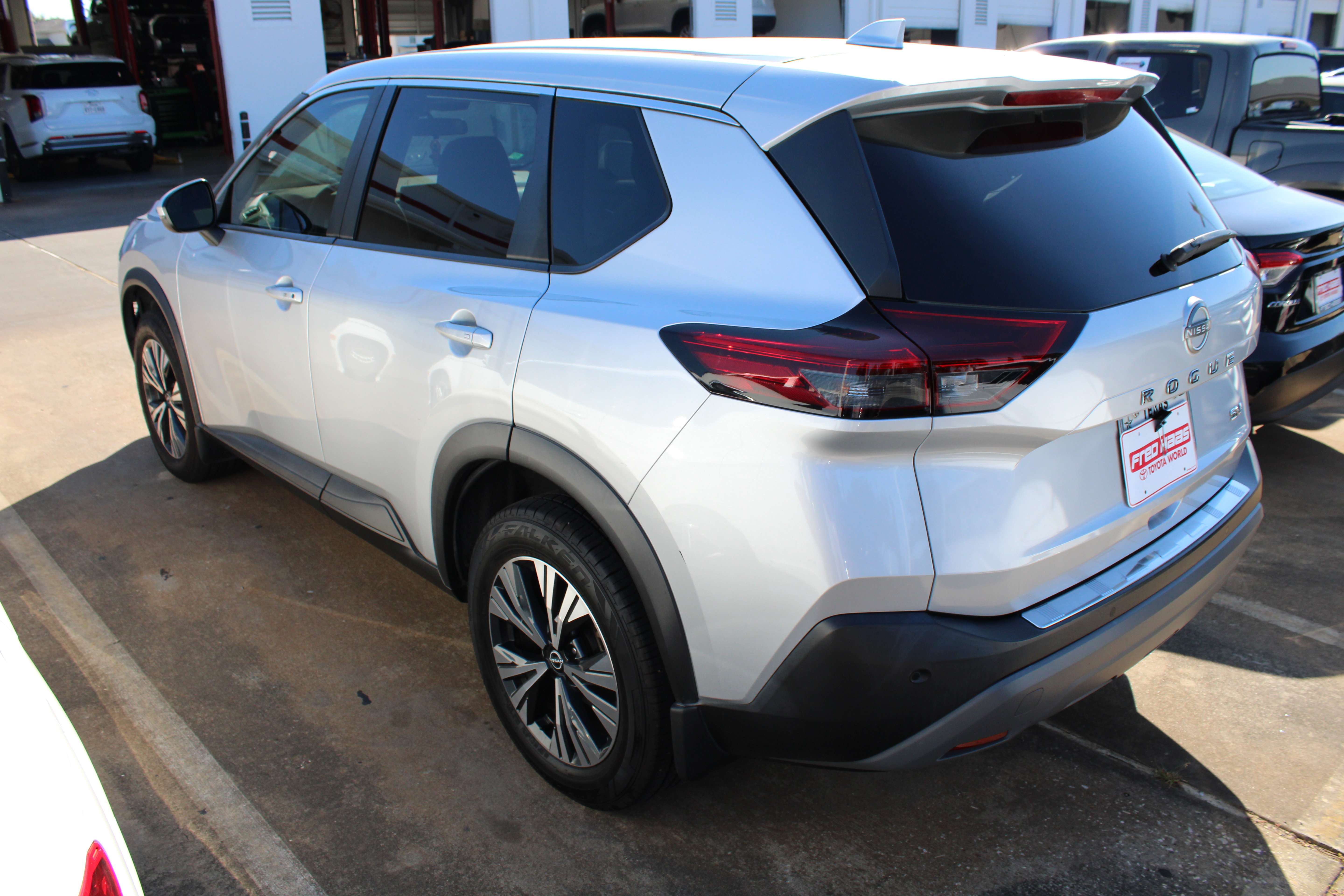 Used 2022 Nissan Rogue SV FWD image 7