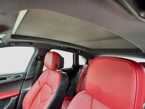 Used 2025 Porsche Macan AWD/4WD image 26