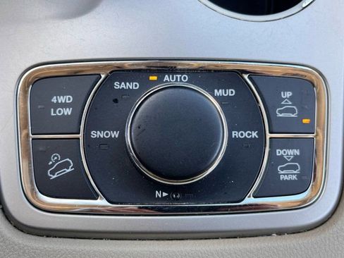 Used 2014 Jeep Grand Cherokee Overland image 17