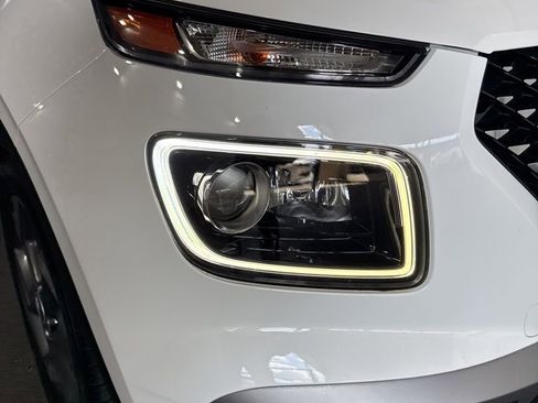 Used 2024 Hyundai Venue Limited FWD image 11
