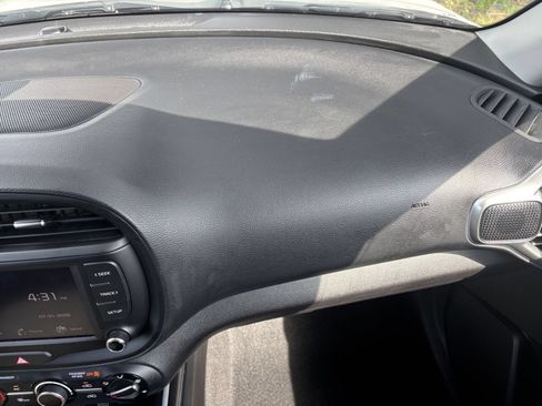 Used 2025 Kia Soul LX w/ LX Technology Package FWD image 35