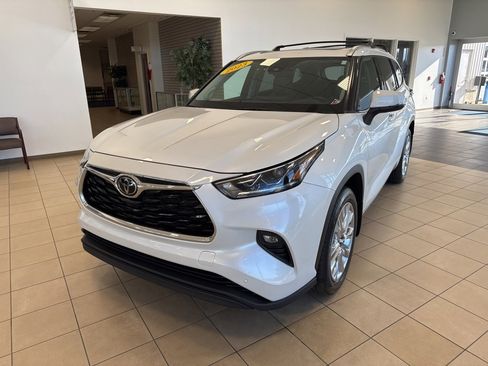 Used 2023 Toyota Highlander Limited image 3