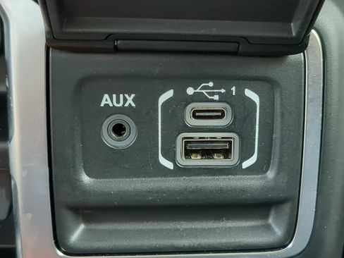 Used 2025 Jeep Wrangler Unlimited Sahara AWD/4WD image 59