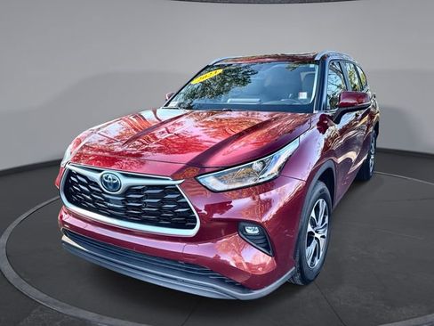 Used 2023 Toyota Highlander XLE image 1