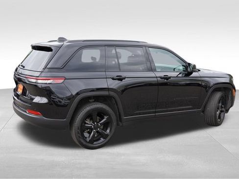 Used 2025 Jeep Grand Cherokee Limited w/ Black Appearance Package AWD/4WD image 4