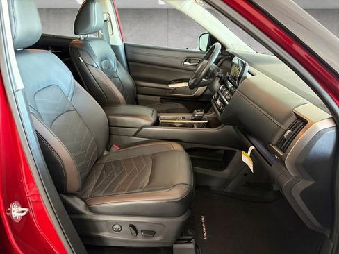 Used 2024 Nissan Pathfinder Platinum image 24