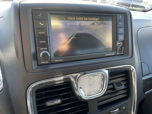 Used 2013 Chrysler Town & Country Touring image 19