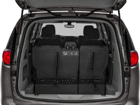 Used 2018 Chrysler Pacifica L image 8