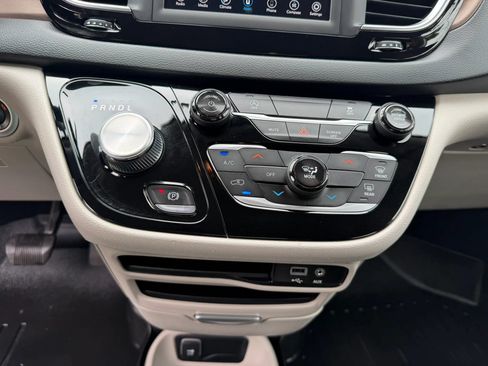 Used 2020 Chrysler Voyager L FWD image 28