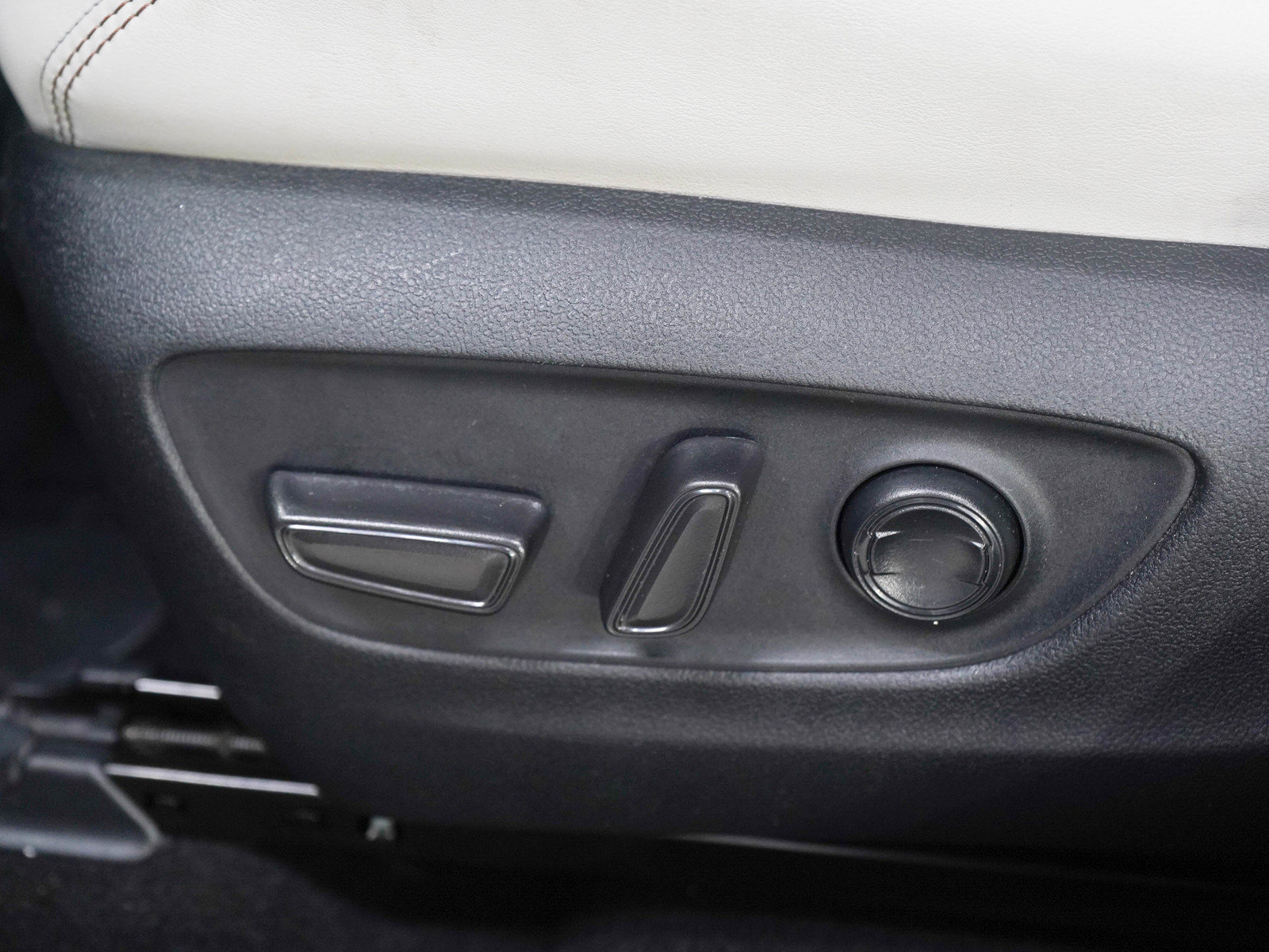Used 2023 Toyota RAV4 Limited AWD/4WD image 25