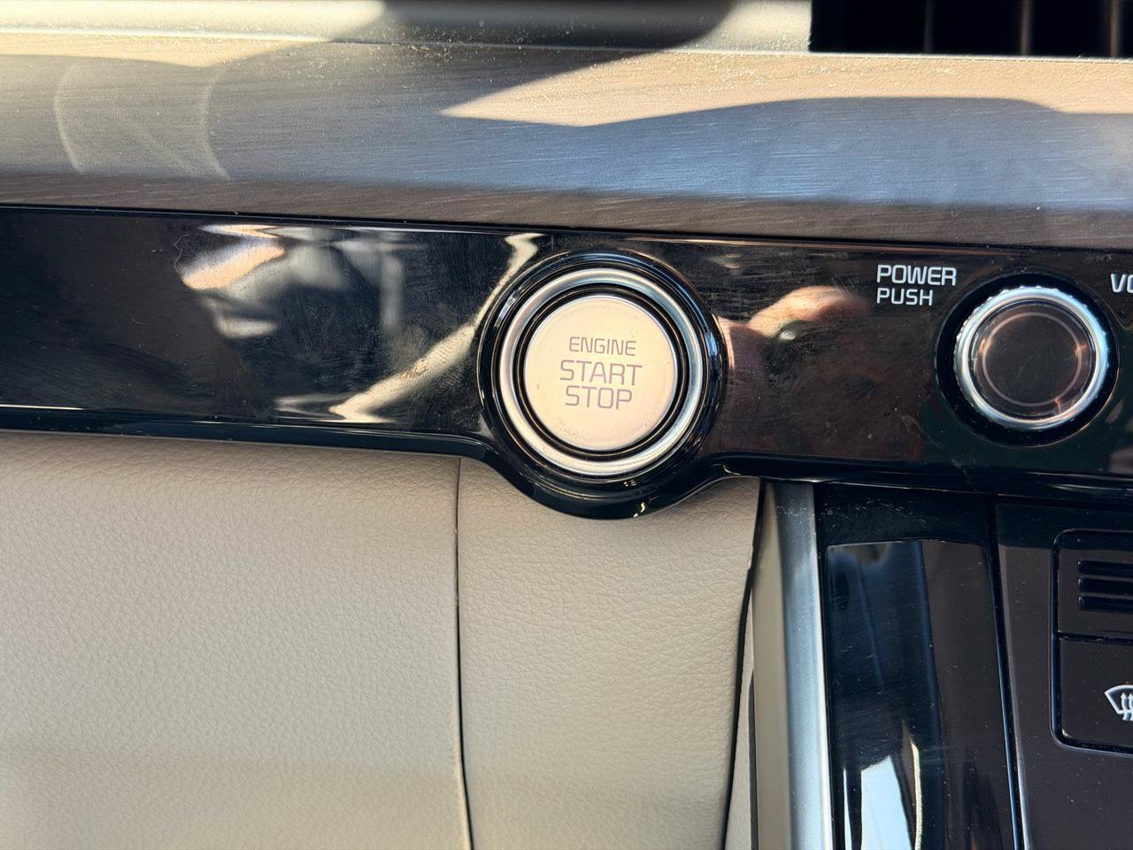 Used 2024 Kia Carnival EX FWD image 44