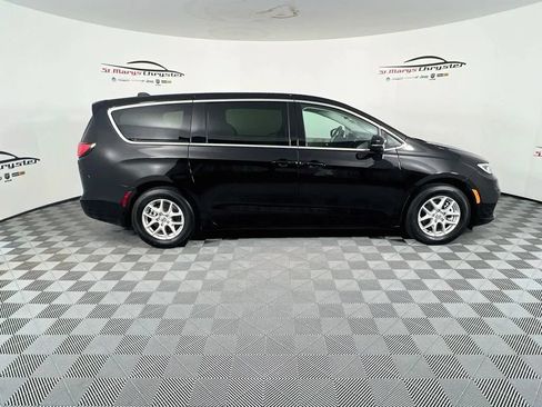 Used 2024 Chrysler Pacifica Touring-L FWD image 9