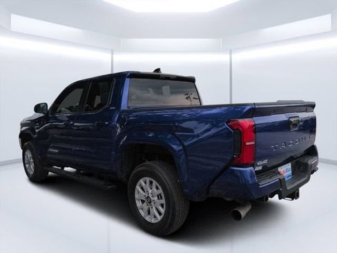 Used 2025 Toyota Tacoma SR5 AWD/4WD image 5