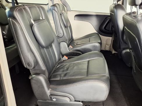 Used 2014 Chrysler Town & Country Touring image 7