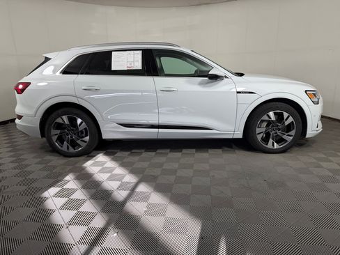 Used 2023 Audi e-tron Premium Plus w/ Premium Plus Package AWD/4WD image 8