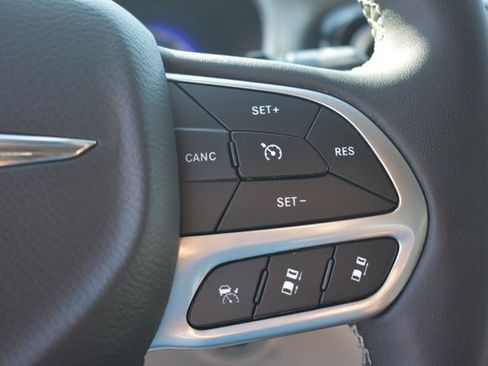 Used 2024 Chrysler Pacifica Touring-L FWD image 22