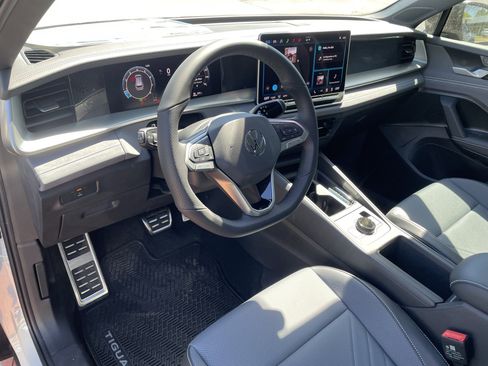 New 2026 Volkswagen Tiguan SE R-Line FWD image 17