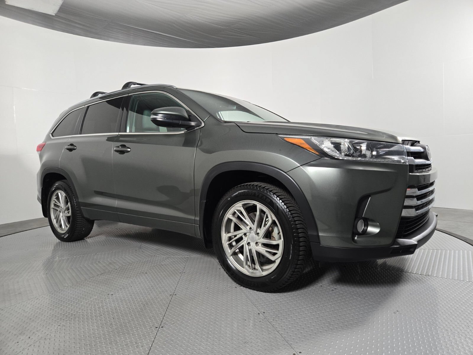 Used 2018 Toyota Highlander Limited AWD/4WD image 2