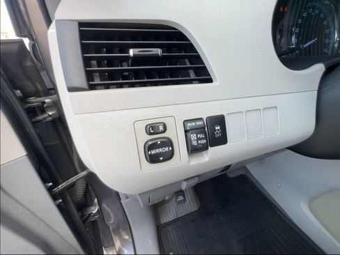 Used 2014 Toyota Sienna XLE FWD image 15