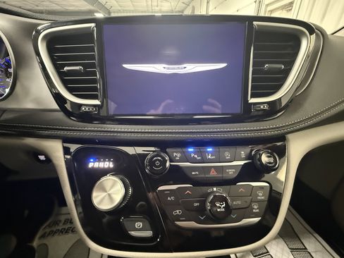 Used 2024 Chrysler Pacifica Touring-L image 25