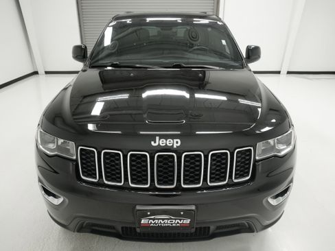 Used 2017 Jeep Grand Cherokee Laredo image 2