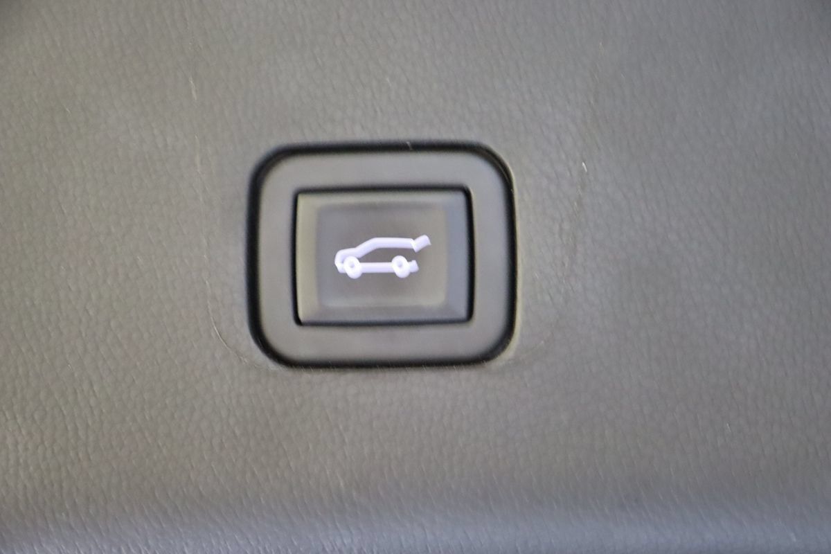 Used 2023 Chevrolet Traverse Premier FWD image 62