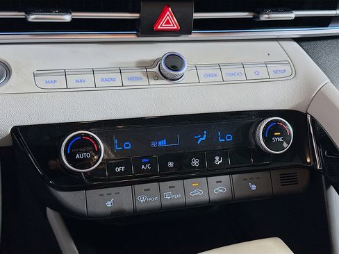 Used 2023 Hyundai Elantra Limited image 23