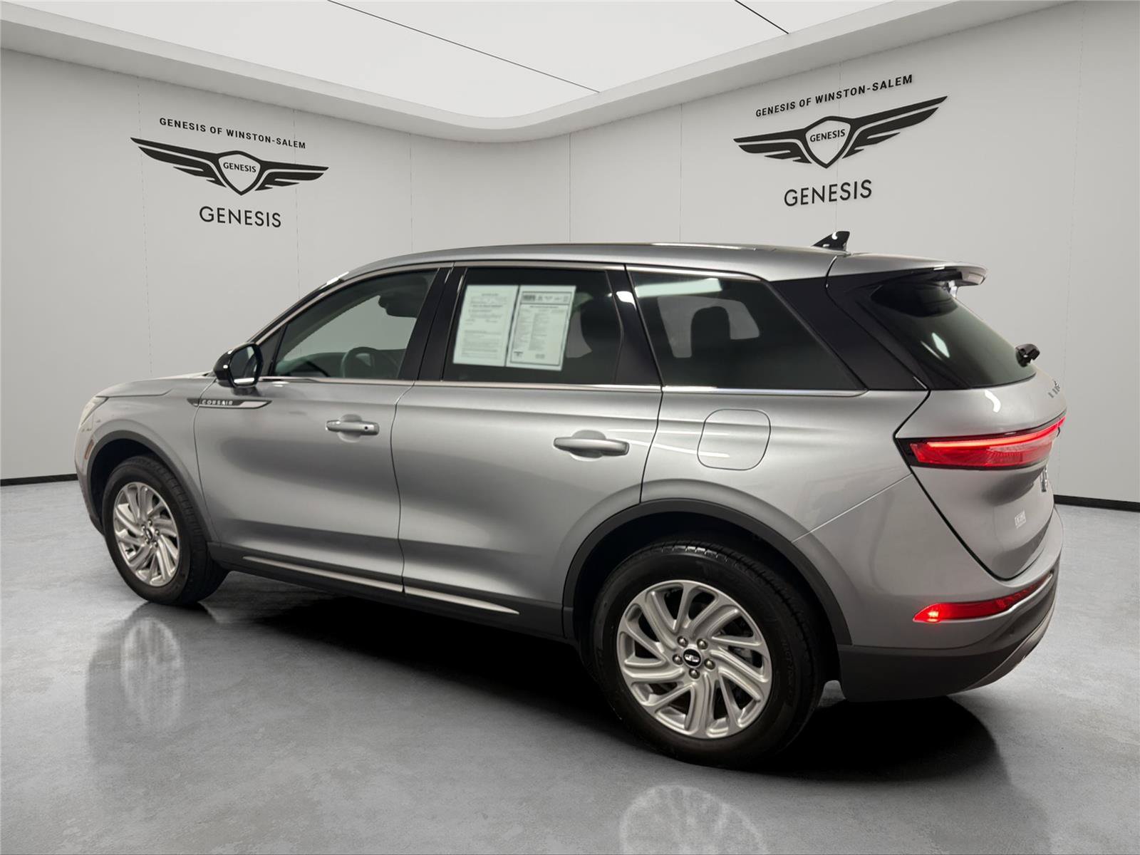 Used 2023 Lincoln Corsair FWD image 3