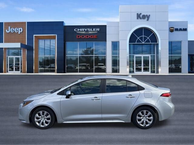 Used 2025 Toyota Corolla LE FWD image 2
