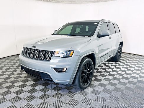 Used 2020 Jeep Grand Cherokee Altitude RWD image 7