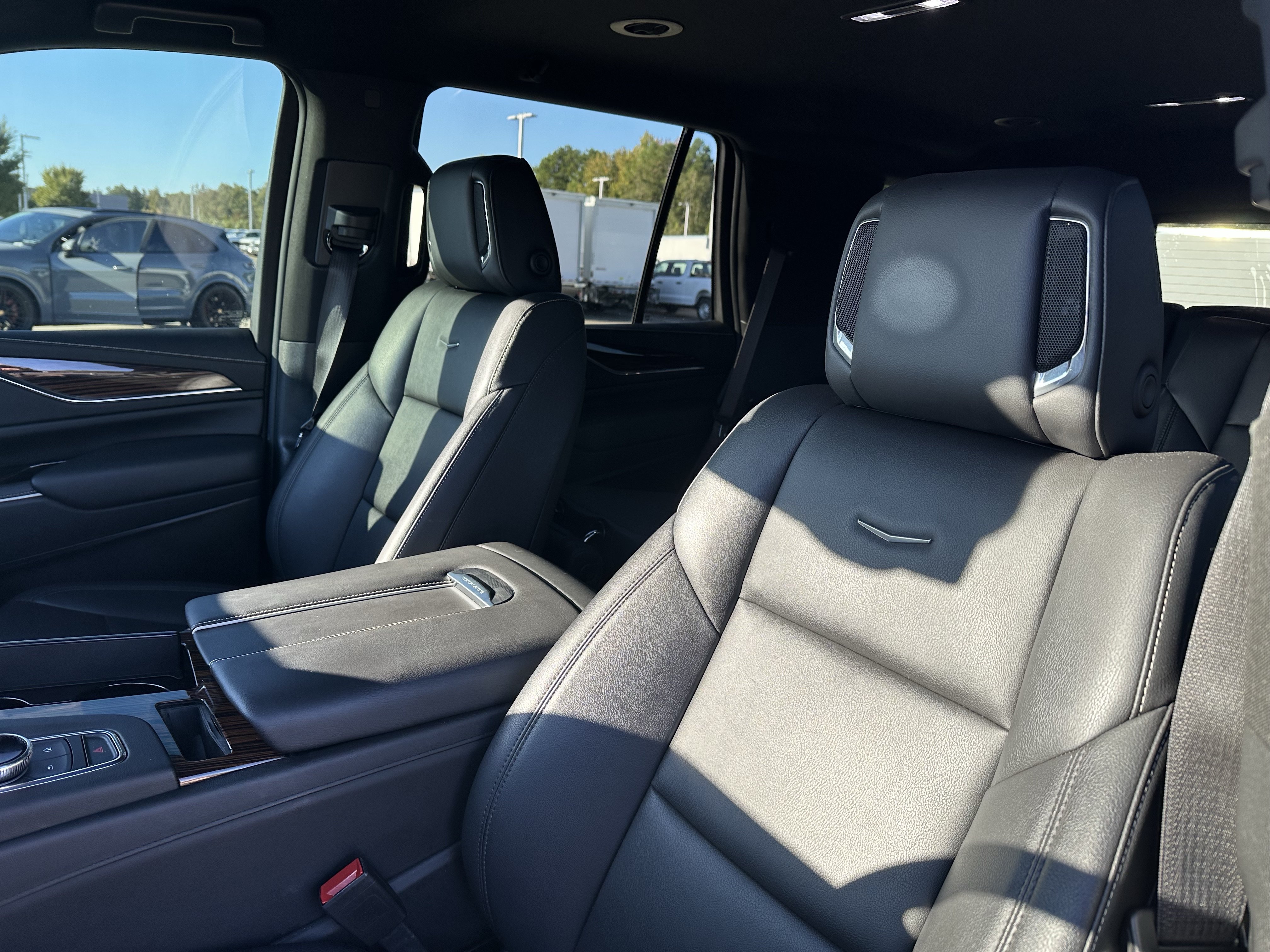 Used 2022 Cadillac Escalade Luxury AWD/4WD image 16